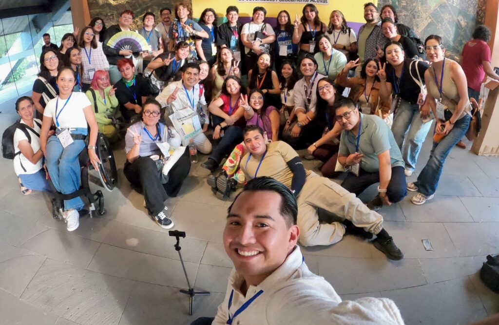 Jóvenes participantes del encuentro nacional Hagamos las Paces reunidos para una foto grupal